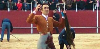 El Cid, con los máximos trofeos conseguidos esta tarde en Candeleda (Ávila).