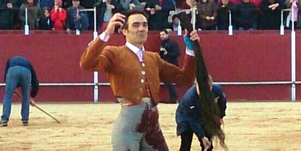El Cid, con los máximos trofeos conseguidos esta tarde en Candeleda (Ávila).