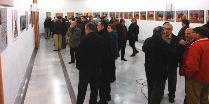 Numeroso público en la inauguración ayer lunes de las exposiciones pictórica y fotográfica del Círculo Taurino de Osuna.
