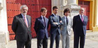 Eduardo Canorea y Ramón Valencia flanquean a tres de los importantes diestros que no volverán a torear en la Maestranza con ellos: El Juli, Manzanares y Morante. (FOTO: Paco Díaz)