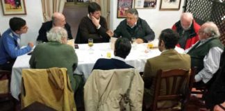 Algunos de los representantes de asociaciones de aficionados que debatieron la grave situación generada en la Maestranza. (FOTO: Paco Diaz)