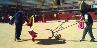 Aficionados prácticos aprenden toreo de salón en la plaza de Espartinas. (FOTO: Sevilla Taurina)