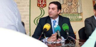 El delegado de la Junta en Sevilla, Javier Fernández, en la decepcionante rueda de prensa taurina después de más de un año convocar a los medios. (FOTO: Javier Martínez)