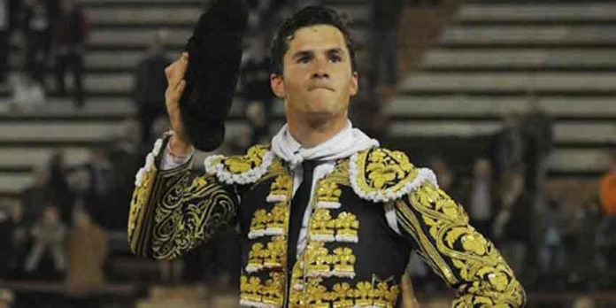 Daniel Luque, a hombros hoy en Valencia. (FOTO: torosvalencia.com)