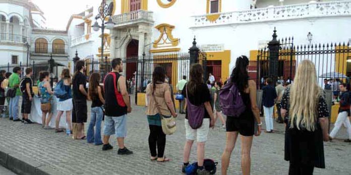El Gobierno está permitiendo en los últimos años que los antitaurinos se manifiesten en la Puerta del Príncipe, una provocación a posibles incidentes los días de festejos. (FOTO: Javier Martínez)