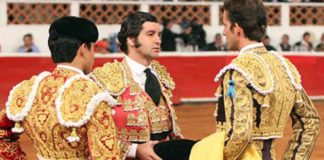 Morante de la Puebla, en la alternativa en esta corrida a Santiago Fausto. (FOTO: Suertematador)
