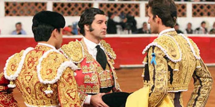 Morante de la Puebla, en la alternativa en esta corrida a Santiago Fausto. (FOTO: Suertematador)