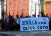 La Policía decidió intervenir justo cuando se desplegó la pancarta reivindicativa con la Maestranza de fondo. (FOTO: Javier Martínez)