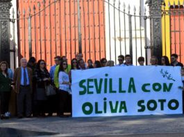 Acto de protesta del pasado viernes en la Puerta del Príncipe. (FOTO: Javier Martínez)