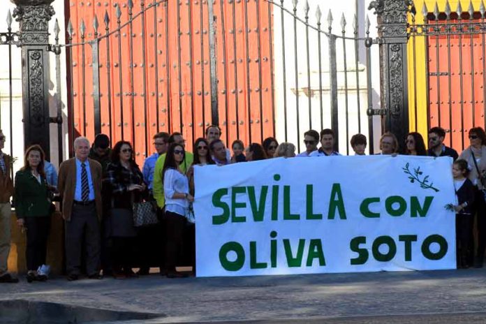 La Policía decidió intervenir justo cuando se desplegó la pancarta reivindicativa con la Maestranza de fondo. (FOTO: Javier Martínez)