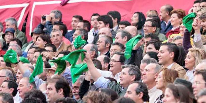 En algunas ocasiones, en la Maestranza ya se han podido ver algunas muestras de protestas. (FOTO: Paco Díaz)