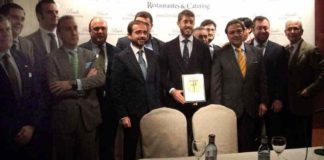 Algunos miembros de la Tertulia Taurina 'El Porvenir', en un reciente acto con Manuel Escribano. (FOTO: Javier Martínez)