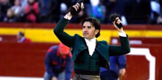 Diego Ventura, con las dos orejas ganadas hoy en Castellón. (FOTO: Arjona)