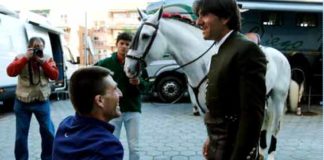 Diego Ventura saluda al banderillero El Chano, postrado en silla de ruedas por una voltereta. (FOTO: Arjona/Toromedia)