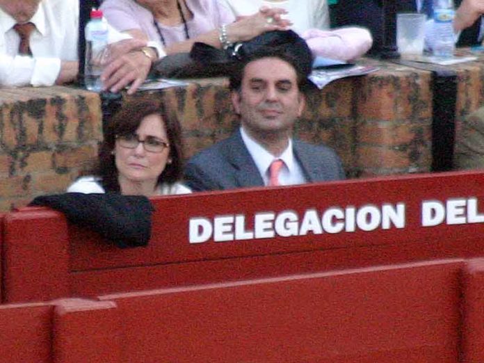 El delegado de la Junta de Andalucía, Javier Fernández, 'trabajando' junto a la alcaldesa de Gerena en el polémico burladero de la Junta en el callejón de la Maestranza. (FOTO: Javier Martínez)