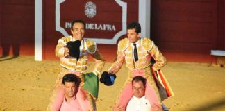 El Cid y Daniel Luque, a hombros esta tarde en Palos. (FOTO: Arizmendi)