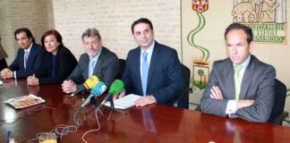 E delegado de la Junta, Javier Fernández, junto a los cuatro presidentes de la Maestranza. (FOTO: Javier Martínez)