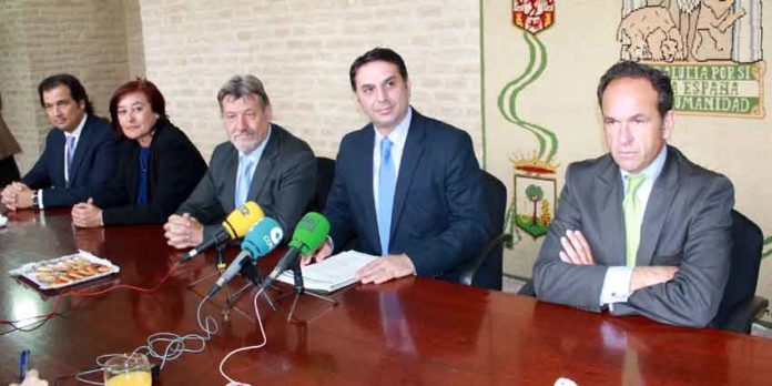 E delegado de la Junta, Javier Fernández, junto a los cuatro presidentes de la Maestranza. (FOTO: Javier Martínez)