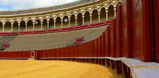 Los aficionados de la Maestranza, aun sin la asistencia de numerossas figuras, sufren los precios más caros.