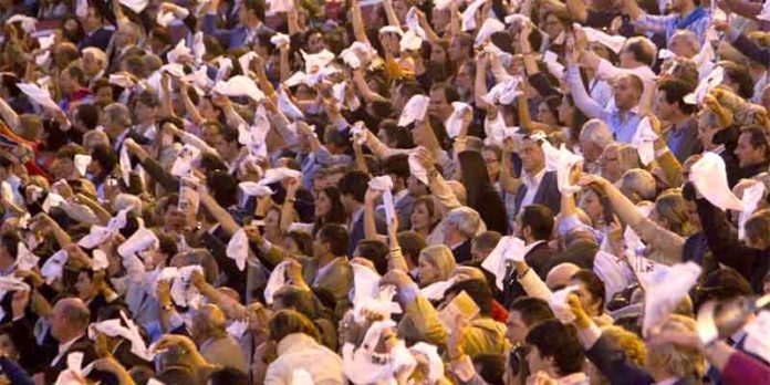 Los abonados han convocados una pañolada tras el paseíllo cada día de toros en la Maestranza como medida de protesta.