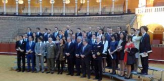 Los toreros y universitarios premiados. (FOTO: SEVILLA TAURINA)