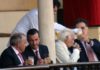 Varios maestrantes usando vasos de cristal en su palco, un trato de privilegio que permite la Junta de Andalucía sobre el resto de aficionados. (FOTO: Javier Martínez)