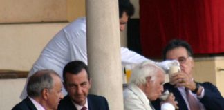 Varios maestrantes usando vasos de cristal en su palco, un trato de privilegio que permite la Junta de Andalucía sobre el resto de aficionados. (FOTO: Javier Martínez)
