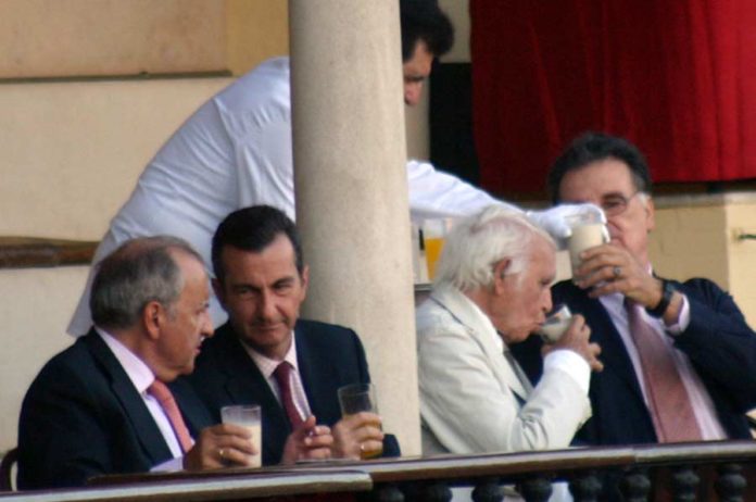 Varios maestrantes usando vasos de cristal en su palco, un trato de privilegio que permite la Junta de Andalucía sobre el resto de aficionados. (FOTO: Javier Martínez)