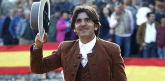Diego Ventura, saliendo a hombros hoy en Villauenga.