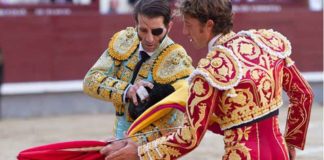 Juan José Padilla le cede la muleta a Manuel Escribano en la confirmación de alternativa hoy en Madrid. (FOTO: las-ventas.com)