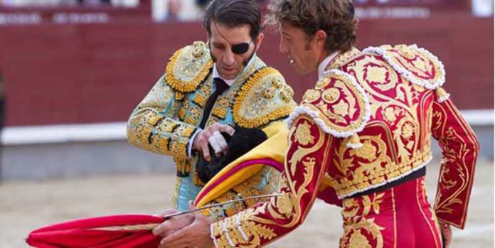 Juan José Padilla le cede la muleta a Manuel Escribano en la confirmación de alternativa hoy en Madrid. (FOTO: las-ventas.com)