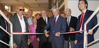 Espartaco corta la cinta de inauguración de la nueva sede del Club Taurino Italiano.