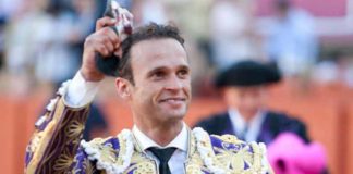 Antonio Ferrera con la oreja ganada a un toro de Victorino Martín. (FOTO: López-Matito)