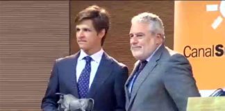 El Juli recoge el trofeo de Canal Sur.