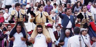 Luque, a la izquierda, a hombros hoy en Sanlúcar junto a Castella, Fandi y el mayoral de Zalduendo.