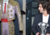 Morante, con el trofeo 'Manolete', observa un vestido del histórico torero cordobés. (FOTO: Ladis)