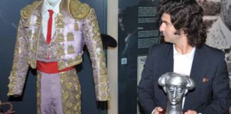 Morante, con el trofeo 'Manolete', observa un vestido del histórico torero cordobés. (FOTO: Ladis)