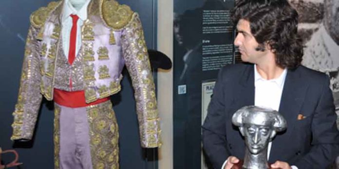 Morante, con el trofeo 'Manolete', observa un vestido del histórico torero cordobés. (FOTO: Ladis)