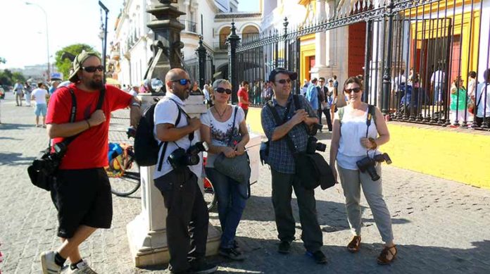 Cinco paparazzi especialistas en famosos, aburridos y sin trabajo que realizar a las puertas de la MAestranza ante la ausencia de famosos que asistan a la Maestranza; es otra de las consecuencia de la decisión de las figuras de no volver a torear más en Sevilla bajo la gestión de Eduardo Canorea y Ramón Valencia. (FOTO: Javier Martínez)