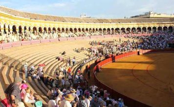 Desoladora imagen de una Maestranza semivacía en una corrida de la pasada Feria de Abril. (FOTO: Javier Martínez))