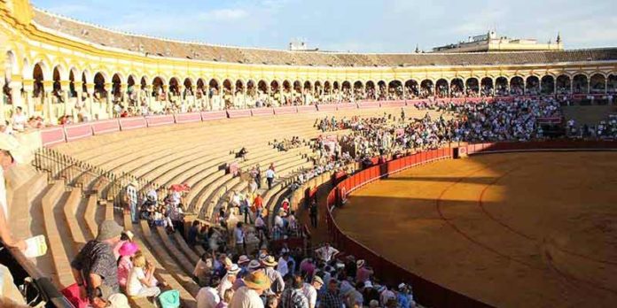 Desoladora imagen de una Maestranza semivacía en una corrida de la pasada Feria de Abril. (FOTO: Javier Martínez))