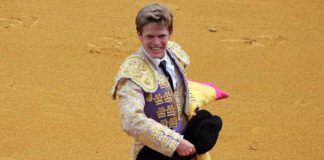 El novillero sevillano Borja Jiménez, en su triunfal tarde hoy en la Maestranza. (FOTO: Javier Martínez)