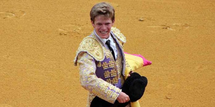 El novillero sevillano Borja Jiménez, en su triunfal tarde hoy en la Maestranza. (FOTO: Javier Martínez)