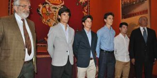 Los empresarios sevillanos junto a algunos de los aspirantes del ciclo de promoción 2014.
