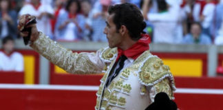 Pepe Moral con la oreja ganada hoy en Pamplona. (FOTO: mundotoro.com)