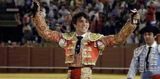 El sevillano Rafa Serna ha salido a honbros por la Puerta del Príncipe esta noche en Sevilla. (FOTO: Arjona)