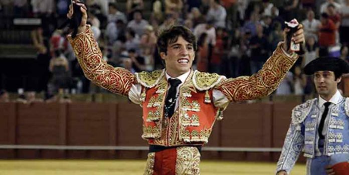 El sevillano Rafa Serna ha salido a honbros por la Puerta del Príncipe esta noche en Sevilla. (FOTO: Arjona)