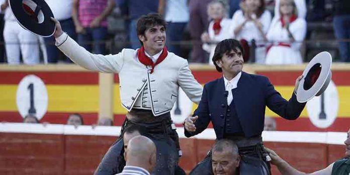 El sevillano Diego Ventura, junto a Roberto Armendáriz, ha salido a hombros hoy en Tudela. (FOTO: González Arjona)