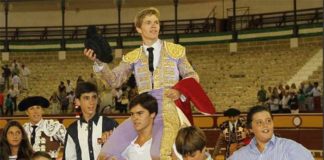 El novillero Borja Jiménez, a hombros hoy en El Puerto. (FOTO: Eva Morales - Twitter))