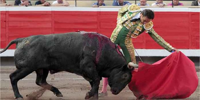 Gran natural de El Cid esta tarde a un toro de Victorino Martín en Bilbao. (FOTO: Manu de Alba / mundotoro.com)